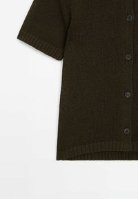 Cardigan en maille à manches courtes vert olive foncé avec bords côtelés et quatre boutons noirs sur le devant.