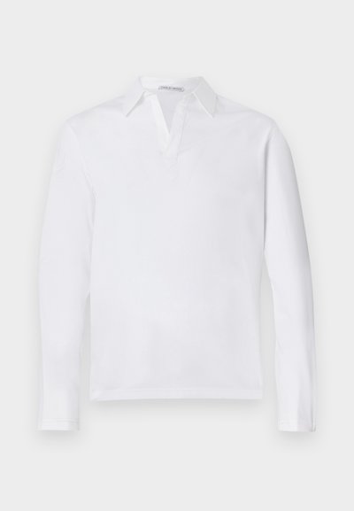 Άσπρο μακρυμάνικο polo με pointed κολάρο και μερική κουμπότρυπα. Μαλακό βαμβακερό ύφασμα με απλή υφή. Χωρίς ορατές λεπτομέρειες.