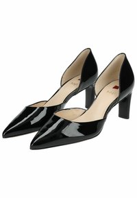 Chaussures à talons hauts en cuir verni noir avec un bout pointu, des côtés découpés et un talon épais, présentant une finition lisse et brillante.