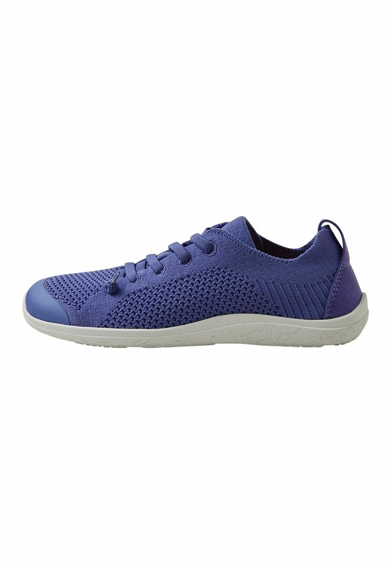 Lila andningsbar mesh-sneaker med ett strukturerat mönster, rund tå och vit gummisula. Har en snörningsdesign och hälflik.