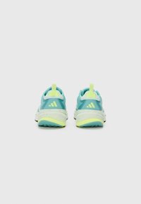 Zapatillas de running turquesa con un acabado texturizado, que presentan acentos en amarillo brillante, detalles reflectantes y un diseño de suela acolchada.