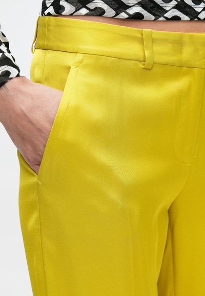 Gele satijnen broek met een slim fit, zijzakken en een gladde textuur, met een hoge taille en geen zichtbare sluitingen.