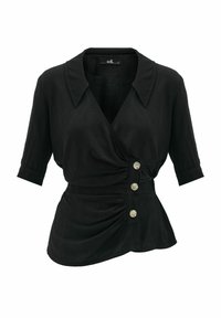 Blouse noire à manches courtes avec large col, décolleté en V à l'avant croisé, taille froncée et trois boutons décoratifs texturés sur le côté.