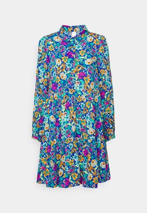 Květinové šaty s modrým pozadím, zdobené živými žlutými, růžovými a zelenými květy, s dlouhými rukávy, límečkem a vícenásobným lemem.