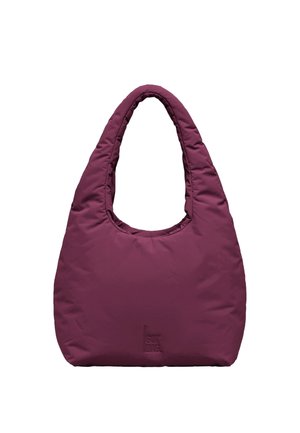 Quiltet hobo taske i dyb burgunder, lavet af blødt stof med et rundet topgreb og et præget logo på forsiden.