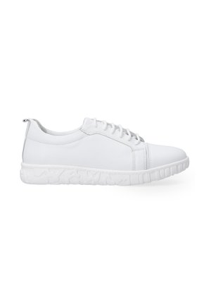 Hvide snørebåndssneakers med en glat læderoverdel og struktureret hvid gummisål med et mønster. Rund tå og minimalistisk design.