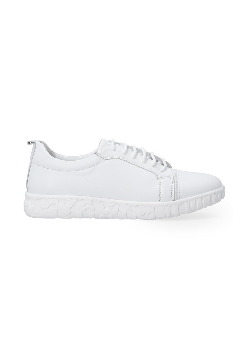 Weiße Schnürsneaker mit einem glatten Lederobermaterial und einer strukturierten weißen Gummisohle mit Muster. Rundliche Zehenform und minimalistisches Design.