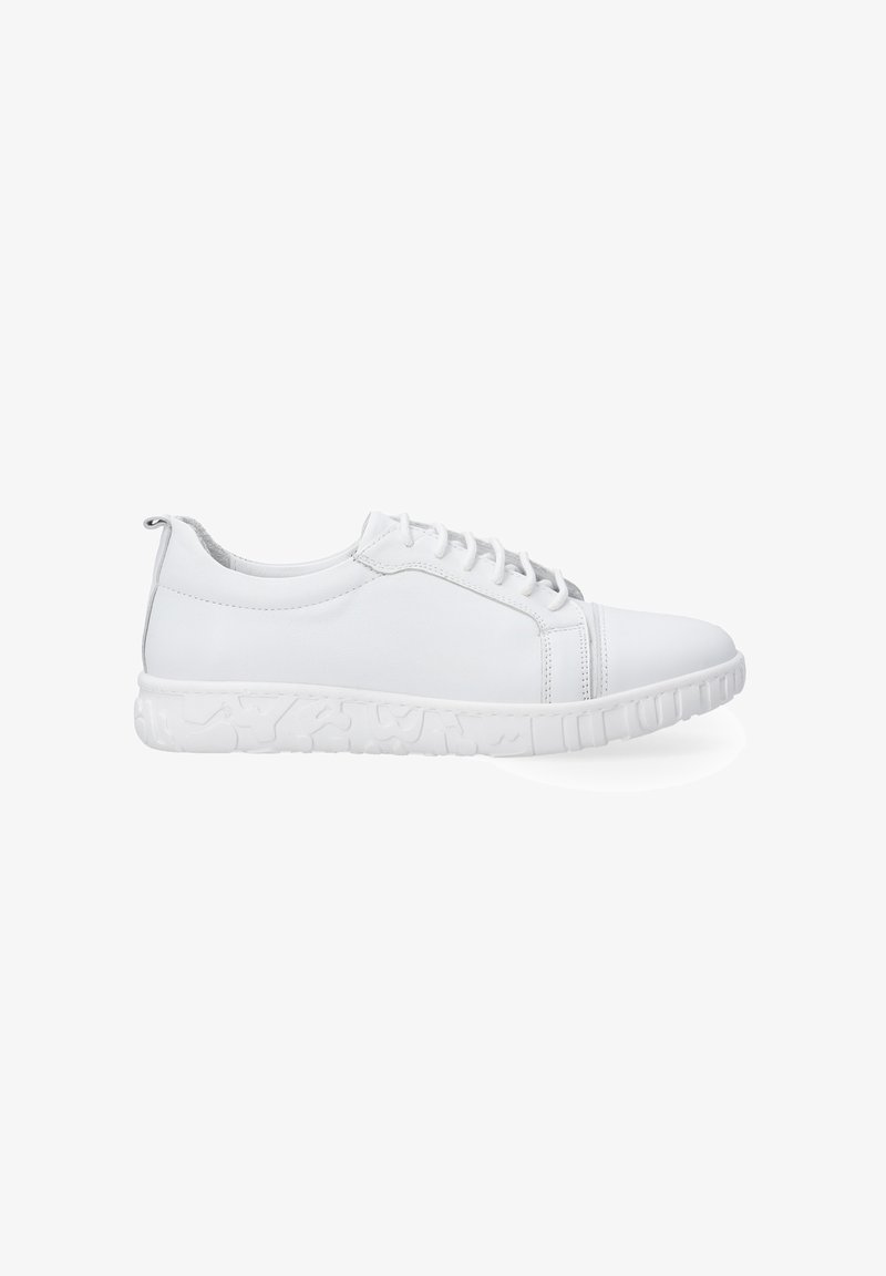 Hvide snørebåndssneakers med en glat læderoverdel og struktureret hvid gummisål med et mønster. Rund tå og minimalistisk design.