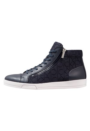 Granatowe sneakersy za kostkę z tłoczonym wzorem logo CK, bocznym zamkiem błyskawicznym, sznurówkami oraz białą podeszwą z marką Calvin Klein.