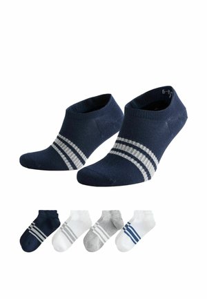 Paare von niedrig geschnittenen Sportsocken in Marineblau, Weiß, Grau und Weiß mit blauen Streifen, jeweils mit zwei oder drei horizontalen Streifen am Fuß.