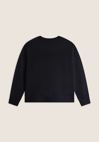 Felpa blu navy, collo a giro ribbed, maniche lunghe e polsini ribbed. Texture morbida con una vestibilità comoda e senza loghi o fantasie visibili.