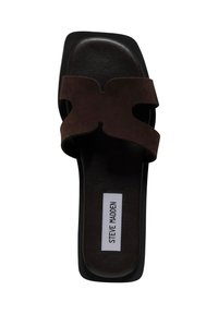 Bruine suedine slider sandaal met een brede band met een uitgesneden ontwerp, platte zwarte zool en een wit label met de tekst "STEVE MADDEN."