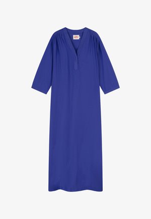 Lange blauwe jurk gemaakt van gladde stof. Heeft een V-hals en driekwartmouwen met geplooide details. Eenvoudig, vloeiend ontwerp.