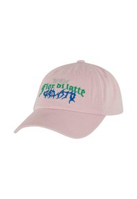 Rozā kokvilnas beisbola cepure ar zaļu un zilu izšūtu uzrakstu, ar izliekto malu un regulējamu siksniņu aizmugurē.