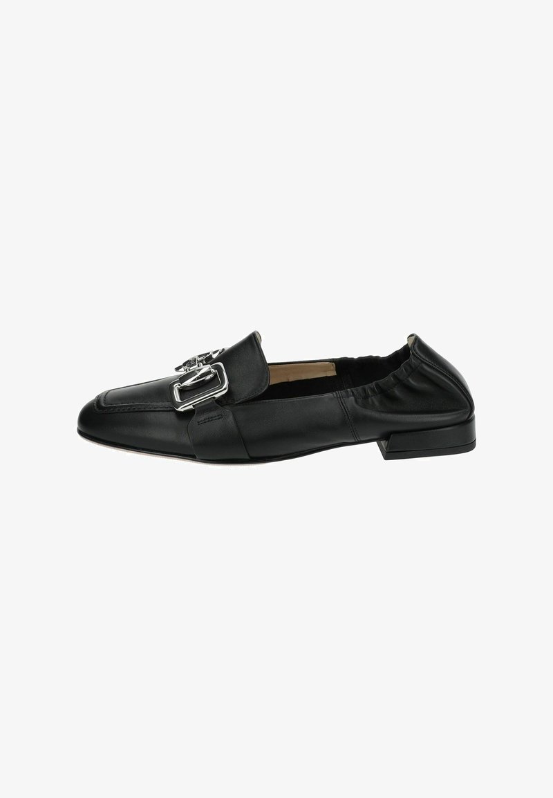Zwarte leren loafer met een vierkante neus, voorzien van een zilveren gespsluiting en geplooide accenten aan de zijkanten. Lage, platte hak.