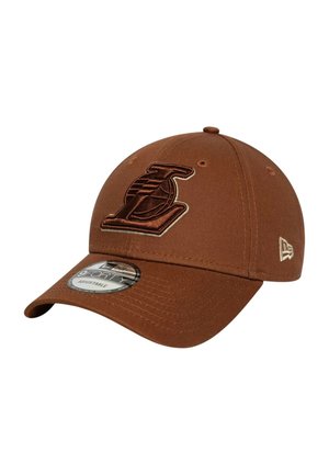 Casquette marron en tissu texturé, avec un logo brodé sur le devant. Visière incurvée et sangle ajustable à l'arrière.