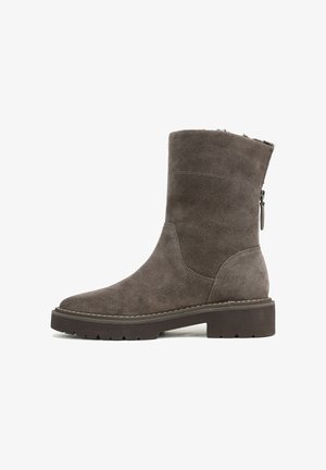 Stivale alla caviglia in suede grigio con punta arrotondata, superficie texturizzata e cerniera laterale. Suola in gomma resistente con leggero battistrada, altezze intermedie dello stivale.