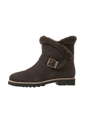 Bottine en daim brun foncé avec poignet en fausse fourrure repliée, sangle latérale à boucle et semelle en caoutchouc noir avec motif de bande de roulement.