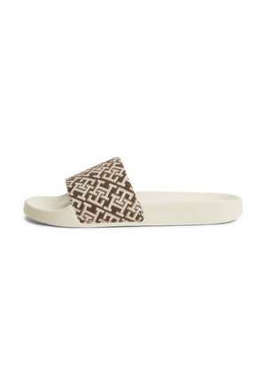 Beiger Slidesandal mit einem dicken braunen und weißen gemusterten Stoffriemen über dem Rist.