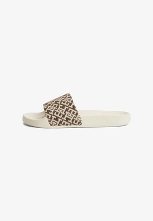 Sandalia beige de tipo slide con una correa gruesa de tela marrón y blanca con estampado en la parte superior.