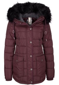 Veste matelassée bourgogne avec une capuche en fausse fourrure, fermeture à boutons et à zip, deux poches avant, poignets côtelés et texture matelassée.