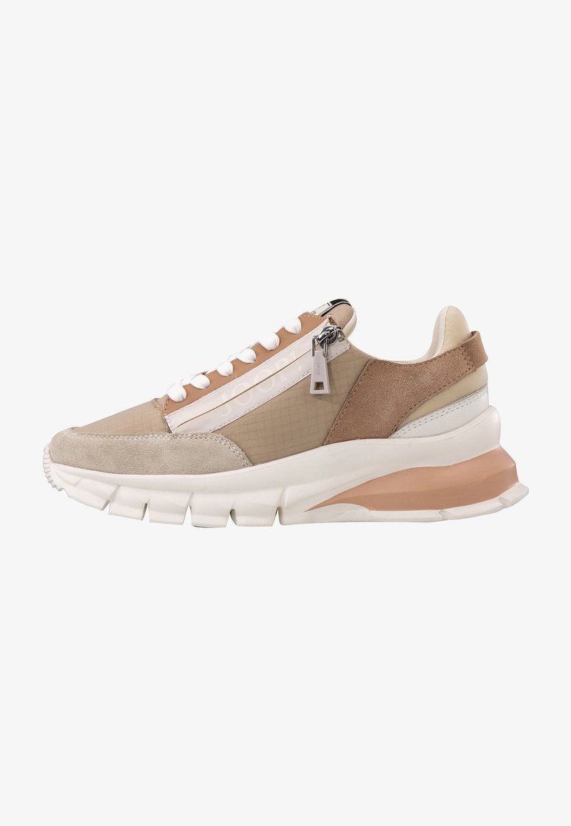 Baskets épaisses beige et camel avec lacets blancs, détail fermeture éclair sur le côté et semelle épaisse blanche avec un accent camel au talon.