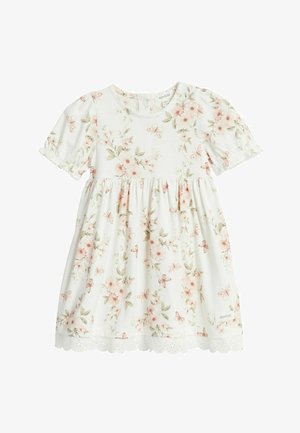 Witte babyjurk met korte mouwen, roze bloemen- en vlinderprint, gerimpelde taille en een geschulpte kanten zoom.