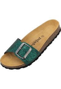 Slide-sandaal met een groene textuur bovenkant, zilveren gesp, tan voetbed en zwarte geribbelde zool. Ontworpen voor comfort en casual gebruik.