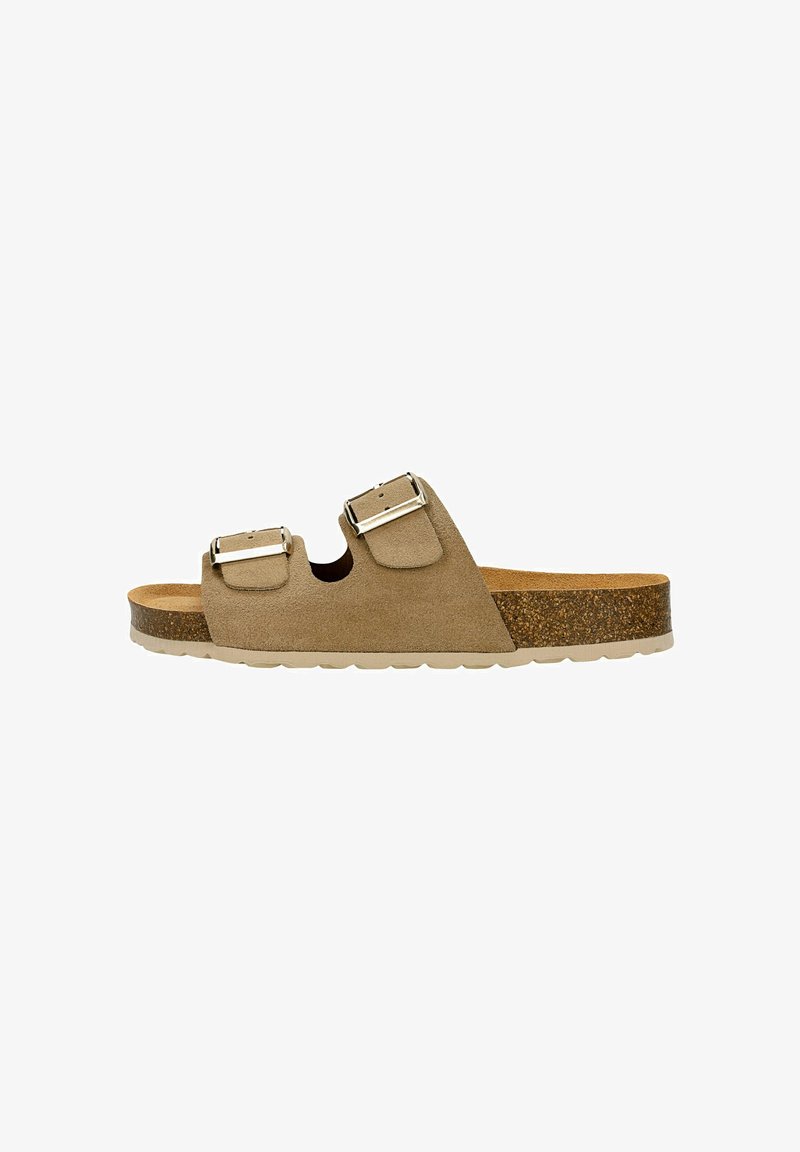 Sandales en suede beige avec deux boucles ajustables, semelle intermédiaire en liège et semelle extérieure en caoutchouc texturé. Design plat adapté pour une tenue décontractée.