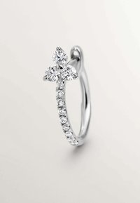 Anillo de aro de plata con un trío de diamantes redondos y una fila de piedras más pequeñas a lo largo de la banda, acabado pulido, diseño elegante.
