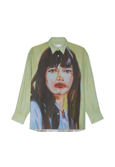 Chemise verte à manches longues avec un design de peinture en portrait frontal. Fabriquée dans un matériau léger avec une texture lisse.