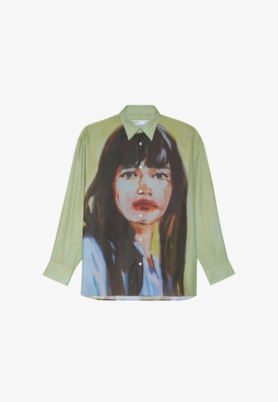 Chemise verte à manches longues avec un design de peinture en portrait frontal. Fabriquée dans un matériau léger avec une texture lisse.