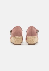 Roze suède wedge schoenen met een geweven jute hak, voorzien van een decoratieve gespdetail aan de zijkant. Platte tan buitenzool.