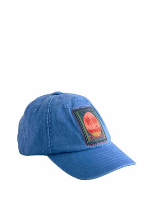 Modrá baseballová čiapka s predným nášivkou zobrazujúcou západ slnka, palmy a slovo „Paradise“ v prešitéj hrane.