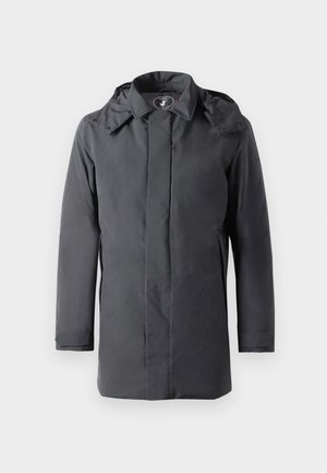 Cappotto invernale isolato grigio scuro con zip frontale nascosta, patta con bottoni, colletto alto e cappuccio staccabile esposto su uno sfondo bianco.
