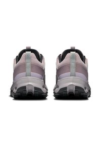 Vue arrière de chaussures de randonnée avec une tige rose et grise, un matériau en maille texturée et une semelle extérieure noire robuste pour l'adhérence.