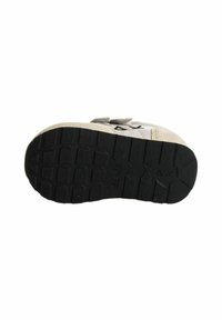 Sneaker in suede grigia con suola in gomma nera, cinturino in Velcro e accenti con logo. La suola presenta un motivo di battistrada testurizzato per una maggiore aderenza.