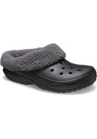 Zuecos negros con una superficie texturizada, que presentan grandes orificios de ventilación y un suave y acogedor cuello gris para mayor comodidad y calidez.