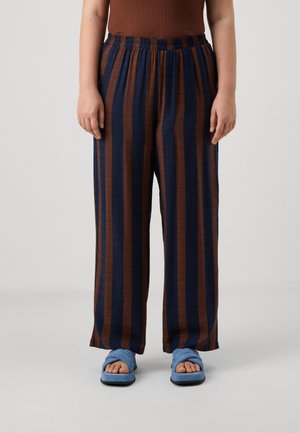 Brown and navy striped wide-leg pants with an elastic waistband, made of lightweight fabric. Paired with blue cross-strap sandals.