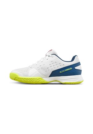Weißer Sportschuh mit niedrigem Schnitt, blauem Fersenbereich, gelber strukturierter Sohle und "RUSH PRO"-Markierung an der Seite.