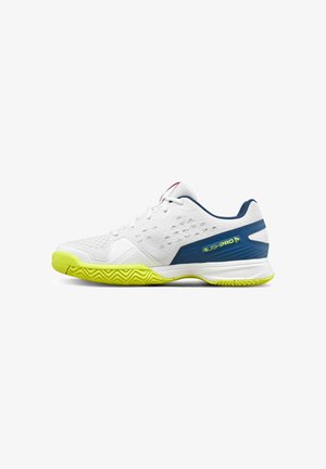 Scarpa da ginnastica bianca a taglio basso con pannello blu sul tallone, suola gialla texturizzata e marchio "RUSH PRO" sul lato.