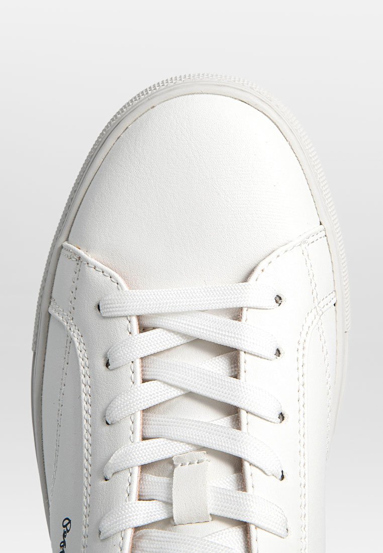 Sneaker in pelle bianca con dettagli testurizzati, punta tonda, lacci bianchi piatti e design minimalista, caratterizzato da un logo sottile sul lato.