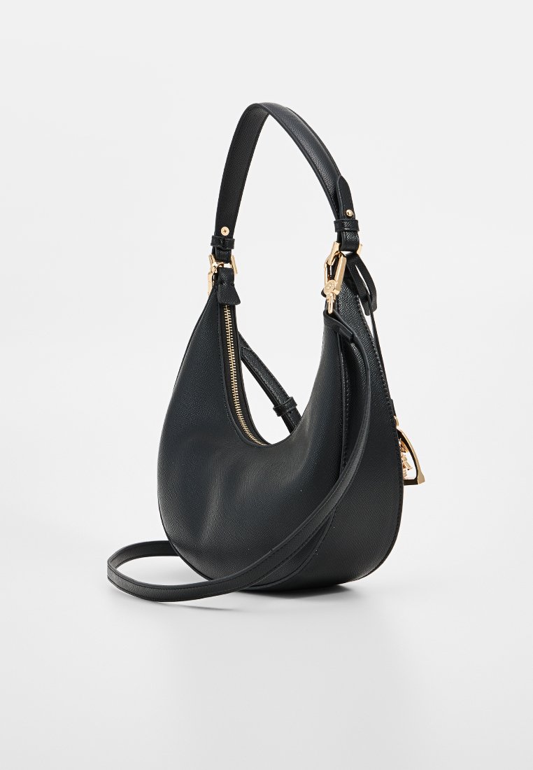 Sac à main en cuir noir avec une forme courbée, surface texturée, accents en métal doré et fermeture zippée. Équipé d'une sangle ajustable.