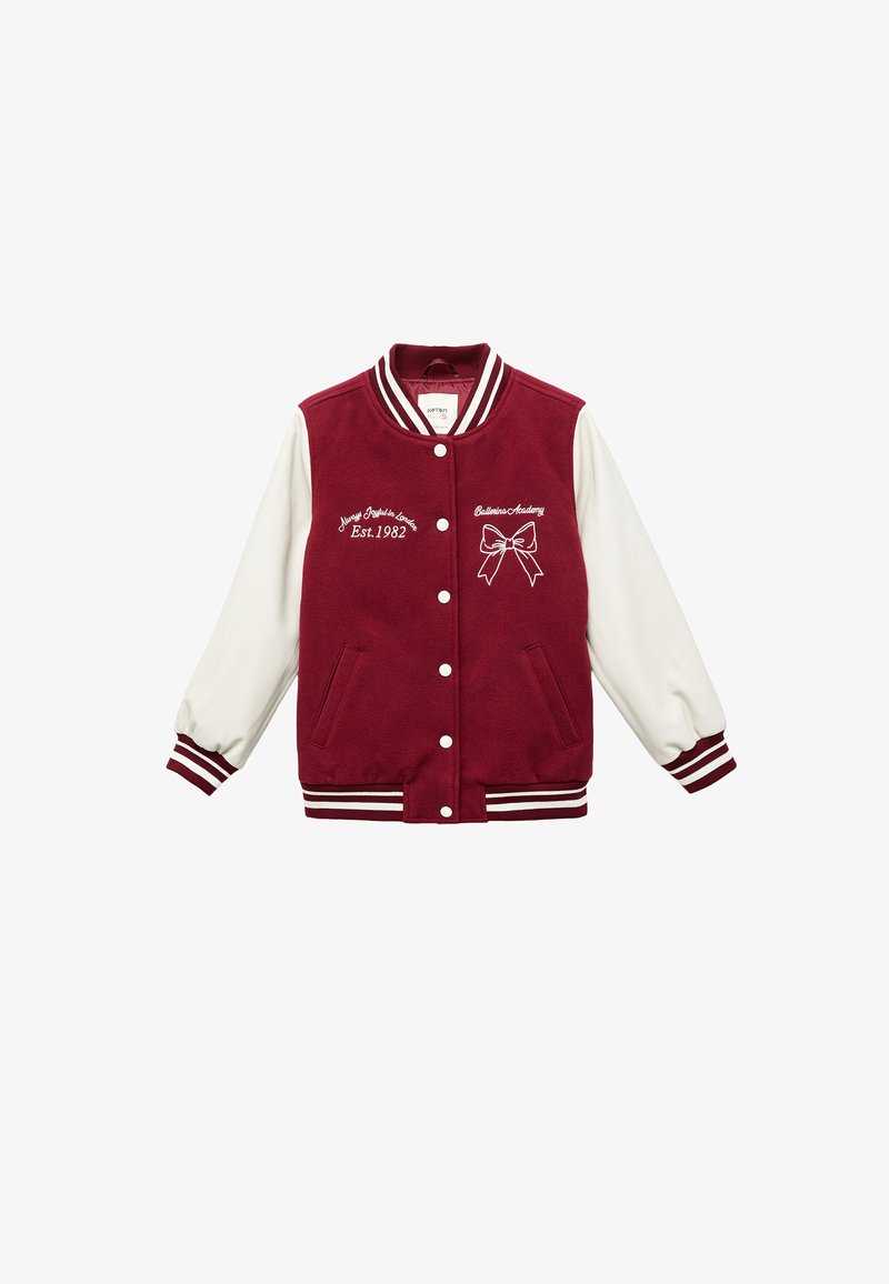 Bordeaux varsity jakke med hvide ærmer, stribede manchetter, knaplukning foran og hvid broderi med teksten "Ballerina Academy" og "Est. 1982".