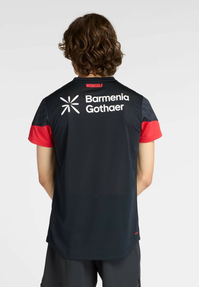 Schwarzes Sporttrikot mit roten kurzen Ärmeln. Mit den Logos "Barmenia Gothaer" und "WERKSELF" auf der Rückseite. Hergestellt aus atmungsaktivem Stoff.