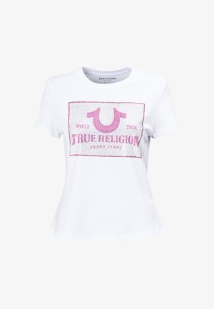 Biały t-shirt z krótkim rękawem z różowym logo True Religion z cyrkoniami i napisem ""World Tour True Religion Brand Jeans"" z przodu.