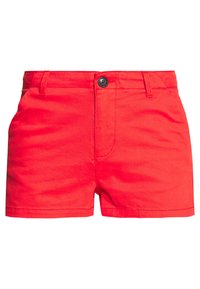 Shorts en coton rouge à la texture lisse, avec une fermeture à boutons à l'avant, des passants pour ceinture et deux poches latérales.