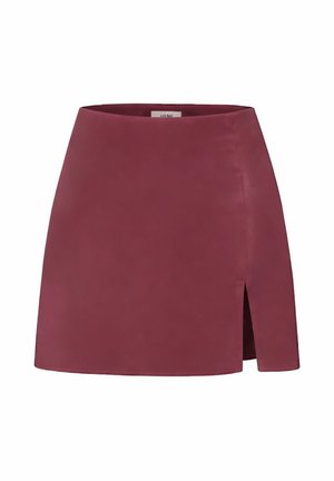 Krótka bordowa spódnica z małym boczny rozcięciem po prawej stronie, wykonana z gładkiej tkaniny, przedstawiona na białym tle.