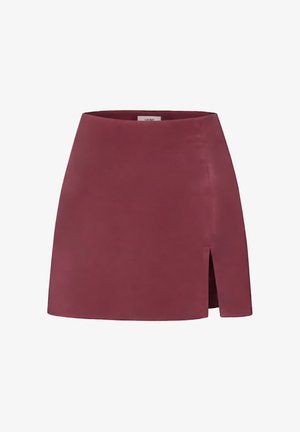 Krótka bordowa spódnica z małym boczny rozcięciem po prawej stronie, wykonana z gładkiej tkaniny, przedstawiona na białym tle.