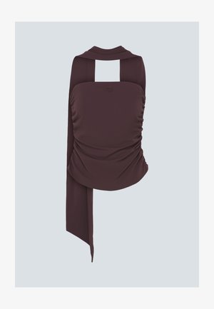 Σκούρο καφέ ριχτό τοπ halter με φαρδιά λουρίδα στον λαιμό και μακρύ κομμάτι υφάσματος που κρέμεται, πάνω σε ανοιχτό γκρι φόντο.